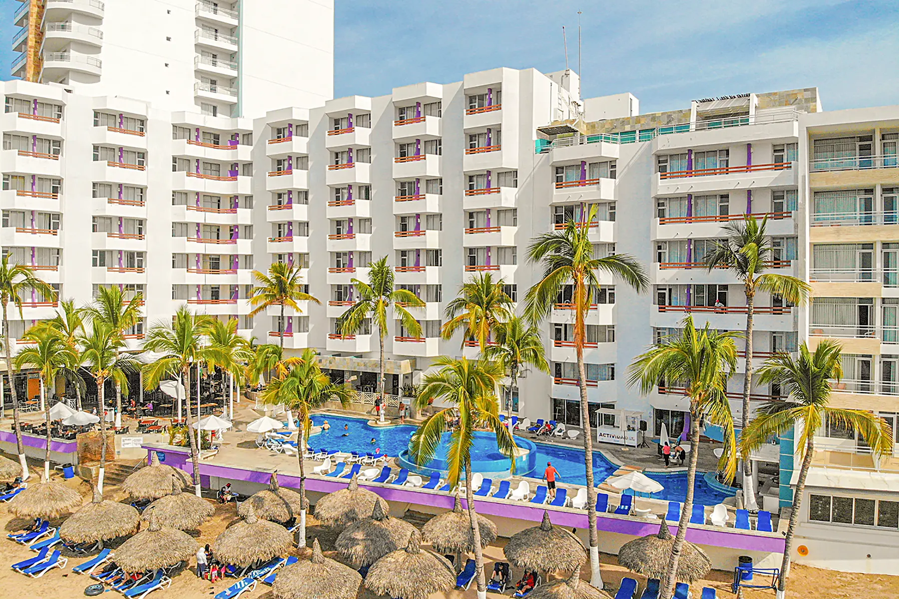 Hotel Oceano Palace Mazatlán, alberca, acceso directo a la playa con palapas, camastros y habitaciones con vista al mar